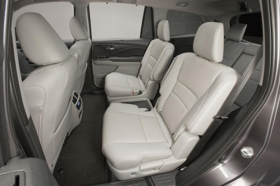 Интерьер Honda Pilot 2015 года  (фото 14 из 107)